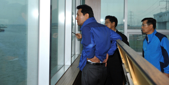 ▲ 17일 오세훈 서울시장이 경인아라뱃길 서해전망대에서 업무 보고를 받으며 서해 바다를 바라보고 있다. ⓒ 뉴데일리