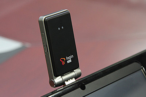 ▲ 보해저축은행을 사기친 일당들은 코스닥업체 '씨모텍'까지 말아막었다. 사진은 씨모텍이 만든 SK텔레콤 용 무선인터넷 단말기 '티로그인'의 모습.