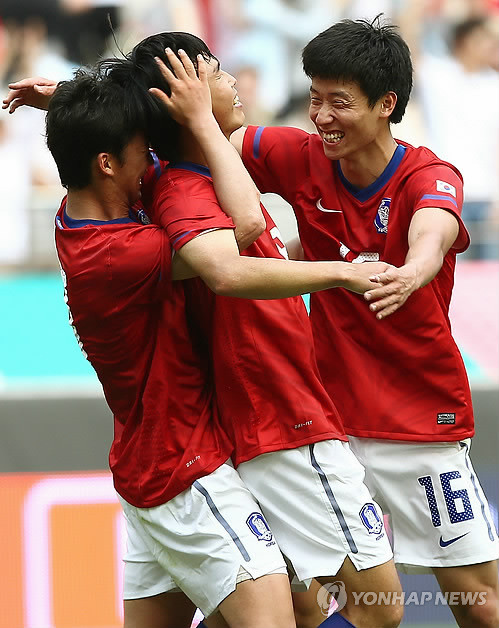 ▲ 19일 오후 서울월드컵경기장에서 열린 2012 런던올림픽 아시아지역 2차예선 1차전 한국-요르단의 경기에서 후반 윤빛가람이 김태환이 얻은 페널티 킥을 성공시키며 역전을 한 후 김태환과 기뻐하고 있다. ⓒ연합뉴스