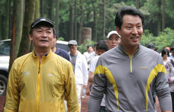 ▲ 고민 많은 오세훈 시장. 18일 오 시장이 제주도 사려니 숲길을 걷고 있다. ⓒ 뉴데일리