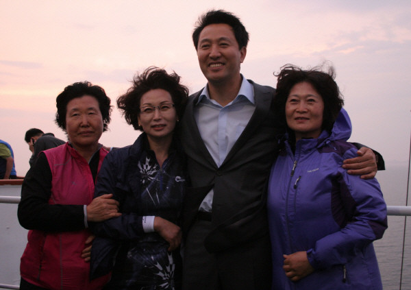 ▲ 오 시장은 이번 프레스투어에서 만난 시민들과의 교감에 신경쓰는 모습이었다. 사진은 제주도로 향하는 선상에서 만난 시민들과 기념사진을 촬영하는 모습.  ⓒ 뉴데일리