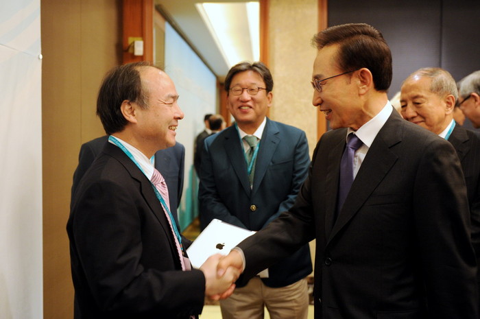 ▲ 이명박 대통령이 20일 서울 소공동 롯데호텔에서 열린 '글로벌 녹색성장 서밋 2011' 개회식에 참석, 손정의 日 소프트뱅크 회장과 활짝 웃으며 악수하고 있다. ⓒ청와대