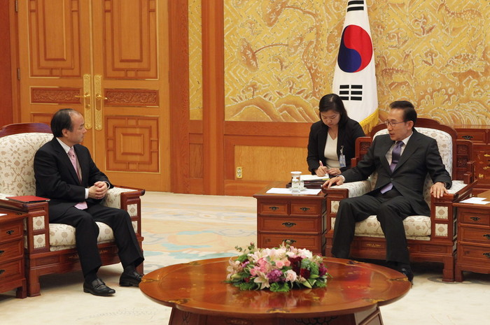 ▲ 이명박 대통령이 20일 청와대를 예방한 손정의 일본 소프트뱅크 회장을 접견하고 있다.ⓒ청와대