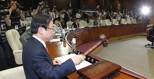 ▲ 검찰ㆍ경찰의 수사권 조정문제가 합의된 20일 오후 국회에서 열린 사법제도개혁특별위에서 이주영 위원장이 형사소송법 개정안을 통과시키고 있다. ⓒ연합뉴스