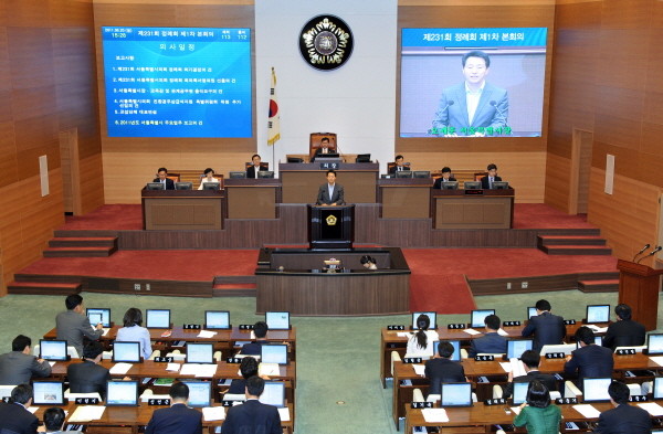 ▲ 20일 6개월만에 서울시의회를 출석한 오세훈 서울시장이 회의장에서 인사말을 하고 있다. ⓒ 뉴데일리