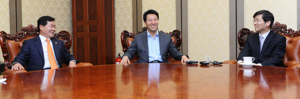 ▲ 정례회 직전 서울시 세 기관장이 한 자리에 앉아 환담을 나누고 있다. 왼쪽부터 허광태 서울시의회 의장, 오세훈 서울시장, 곽노현 서울시교육감 ⓒ 뉴데일리