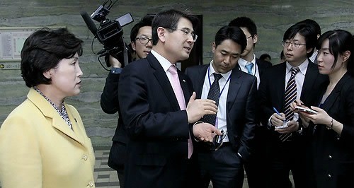 ▲ 지난 4월 국회 문화체육관광방송통신위 소속 민주당 전혜숙(왼쪽), 김재윤 의원이 법안심사소위에서 KBS 수신료 1000원 인상안 처리를 반대하고 나와 기자들의 질문에 답변하고 있다. ⓒ연합뉴스