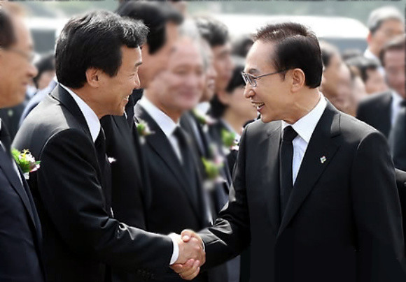 ▲ 이명박 대통령(오른쪽)과 손학규 민주당 대표가 지난 6일 서울국립현충원에서 열린 제56회 현충일 추념식에서 악수하고 있다.  ⓒ 연합뉴스