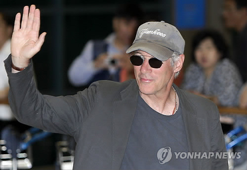 ▲ 세계적인 영화배우 리차드 기어가 자선 사진전 '순례의 길' 홍보차 20일 오후 인천공항을 통해 입국하고 있다.  ⓒ 연합뉴스