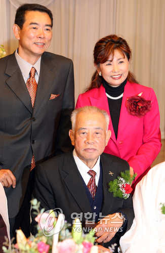 ▲ 2005년 10월 26일 서울 용산 전쟁기념관 전우회관에서 열린 북파공작원의 실상을 담은 회고록 'This man 전쟁영웅 김동석'의 출판기념회에서 김동석 예비역 대령과 아들 갑철씨, 딸 진미령씨가 기념촬영을 하고 있다.