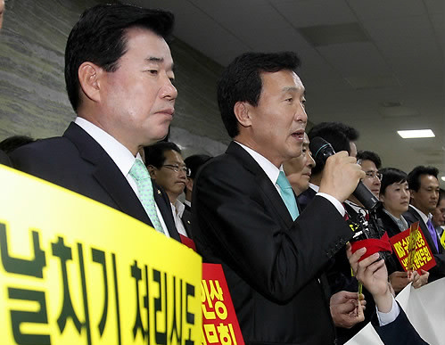 ▲ 손학규 대표와 김진표 원내대표 등 민주당 의원들이 21일 국회 문화체육관광방송통신위원회 앞에서 전날 KBS 수신료 인상안 처리와 관련 긴급의원총회를 하고 있다. ⓒ연합뉴스