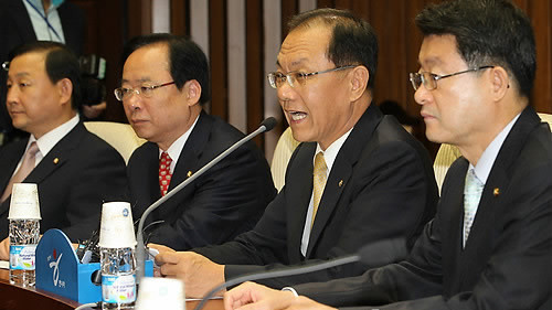 ▲ 21일 오전 국회에서 열린 한나라당 원내대책회의에서 황우여 원내대표가 KBS 수신료 인상안 처리에 관련해 입장을 밝히고 있다. ⓒ연합뉴스