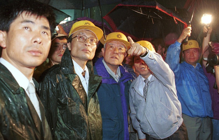 ▲ 삼풍백화점 붕괴현장에서 업무인수 받는 조순시장 ⓒ 자료사진