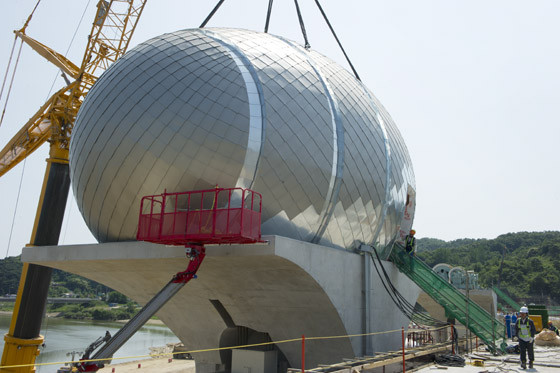 ▲ 아연합급으로 만들어 진 알 모양의 조형물이 이포보에 설치되고 있다.ⓒ뉴데일리