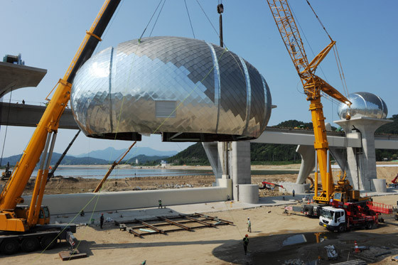 ▲ 조형물을 크레인으로 들어 올려 이동 중이다.ⓒ뉴데일리