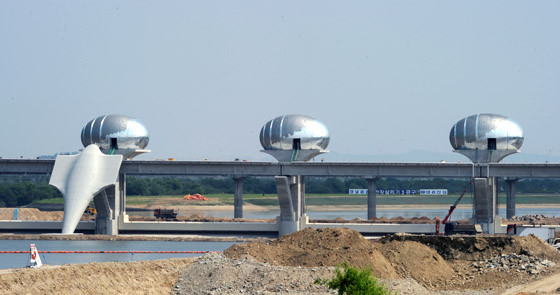 ▲ 3개의 알 모양 조형물이 설치 완료 되었다.ⓒ뉴데일리