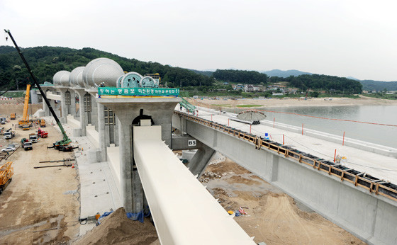▲ 조형물은 수문을 오르내리는 권양기의 덮개 역할을 한다.ⓒ뉴데일리