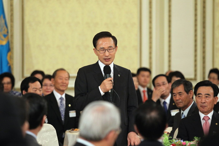 ▲ 이명박 대통령이 21일 오후 청와대 영빈관에서 제15기 민주평화통일 자문회의 간부위원들에게 임명장을 수여한뒤 