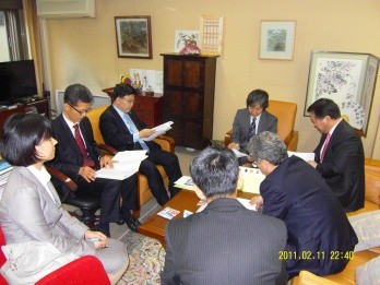 ▲ 국회 문방위 소속 의원들이 프랑스 파리 소재 한국문화원을 방문, 관계자로부터 브리핑을 받는 장면.  ⓒ 뉴데일리