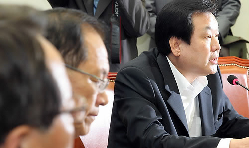 ▲ 22일 오전 국회에서 열린 한나라당 중진의원회의에서 김무성 전 원내대표가 무상급식 포퓰리즘과 관련해 발언하고 있다. ⓒ연합뉴스