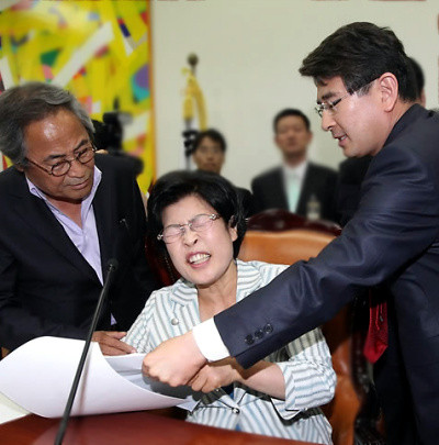 ▲ 22일 오후 열린 국회 문화체육관광방송통신위 전체회의에서 전재희 위원장이 KBS 수신료 1천원 인상안을 전격 상정하려하자 민주당 간사인 김재윤 의원과 민주당 의원들이 강력하게 항의하고 있다. ⓒ 연합뉴스