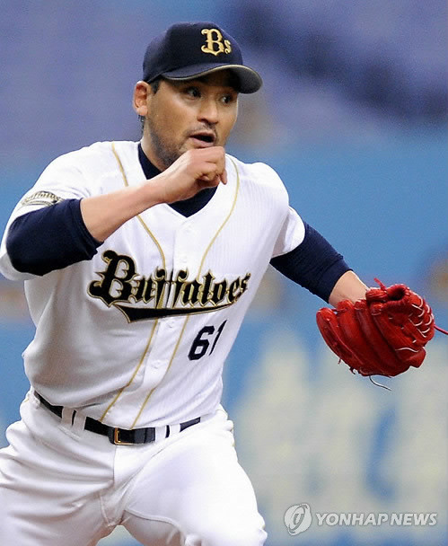 ▲ 박찬호가 22일 일본 오사카 교세라돔에서 벌어진 세이부 라이온스와 홈경기에 선발 등판해 삼진 6개를 곁들여 7이닝 동안 3피안타 무실점으로 역투해 승리 투수가 됐다.박찬호가 볼을 던진 뒤 타구를 바라보고 있다.ⓒ연합뉴스