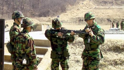 ▲ 오랜 방황을 끝내고 군무이탈자에서 특급전사로 거듭난 육군7탄약창 이원춘(오른쪽 두번째) 일병이 부대 간부로부터 사격 방법을 지도받고 있다. ⓒ출처=육군