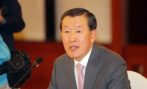 ▲ 허창수 전경련 회장이 21일 서울 삼성동 그랜드인터콘티넨탈호텔에서 열린 출입기자 간담회에 참석해 기자들의 질문에 답하고 있다. ⓒ연합뉴스