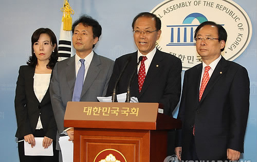 ▲ 한나라당 황우여 원내대표 등 지도부가 23일 국회 정론관에서 등록금 완화대책을 발표하고 있다. 오른쪽부터 이주영 정책위의장, 황우여 원내대표, 임해규 의원, 이두아 원내대변인 ⓒ연합뉴스