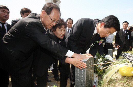 ▲ 김문수 경기도지사가 지난 5월 18일 오전 광주 북구 운정동 국립 5.18민주묘지에서 열린 5.18 광주민주화운동 31주년 기념식이 끝난 후 황우여 한나라당 신임원내대표와 박관현열사의 누나인 박행순여사와 함께 박열사의 묘비를 쓰다듬고 있다. ⓒ 자료사진