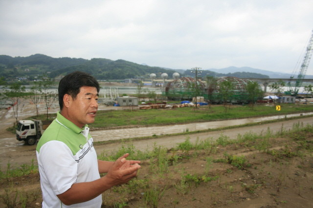 ▲ 이포보 공사현장이 한 눈에 보이는 곳에서 윤희정씨가 그동안의 변화를 말하고 있다.ⓒ뉴데일리