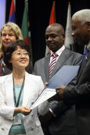 ▲ 허미연 서울시 여성가족정책관(왼쪽 아래)이 23일(현지시각) 탄자니아 경제수도인 다르에스살람에서 열린 '2011 유엔 공공행정상 시상식'에서 갈리드 빌랄 탄자니아 부통령(오른쪽)으로부터 상장을 받고 있다.ⓒ서울시 제공