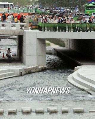 ▲ 시민들로 북적이는 청계천 ⓒ 연합뉴스