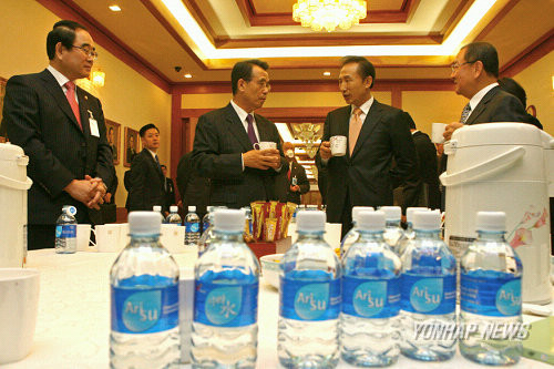 ▲ 이명박정부 첫 국무회의장에 놓인 서울시 수돗물 아리수 ⓒ 연합뉴스