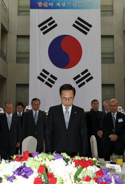 ▲ 이명박 대통령이 24일 오전 서울 전쟁기념관에서 열린 '6.25전쟁 제61주년 참전유공자 위로연'에 참석, 순국선열과 참전희생용사에 대한 묵념을 올리고 있다.ⓒ연합뉴스