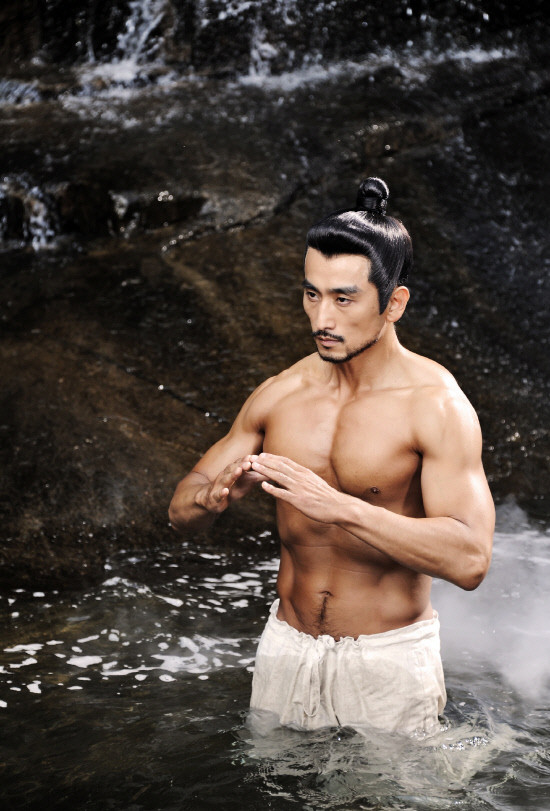 ▲ 드라마 '계백'을 위해 무사근육을 만든 차인표.ⓒMBC제공