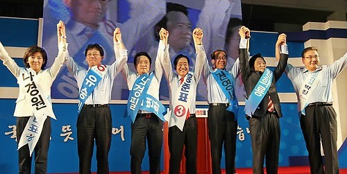 ▲ 24일 대구시민체육관에서 열린 한나라당 대구·경북권 비전설명회에서 대표 후보자들이 손을 맞잡아 들고 당원들에게 인사하고 있다. 왼쪽부터 나경원, 유승민, 남경필, 홍준표, 권영세, 원희룡, 박진 후보 ⓒ연합뉴스