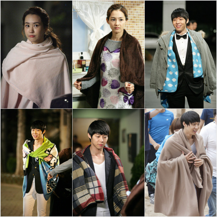 ▲ 담요를 두른 미스리플리 4인방.ⓒ커튼콜미디어