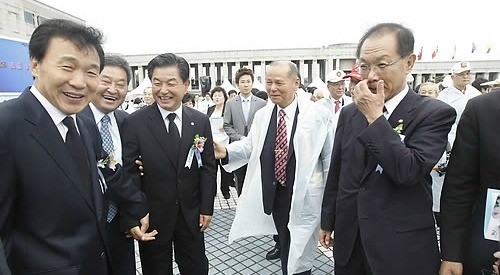 ▲ 25일 오전 서울 용산 전쟁기념관에서 열린 '제61주년 6ㆍ25전쟁 기념식'에서 황우여 한나라당 원내대표와 손학규 민주당 대표가 참석 인사들과 대화를 나누고 있다. ⓒ연합뉴스