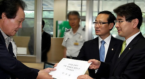 ▲ 국회 문방위 민주당 간사인 김재윤 의원과 홍영표 원내대변인이 26일 영등포 경찰서에서 국회 당 대표실 불법도청과 관련 수사의뢰를 하고 있다. ⓒ 연합뉴스