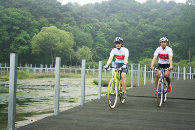 ▲ 하중도 지구의 금산리 자전거도로. 강 위에 목재데크를 설치해 물에 보다 가까이 달리는 기분이 든다. ⓒ뉴데일리