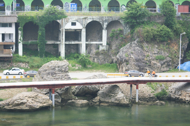 ▲ 강촌은 대학생들의 MT 장소로 각광을 받는 곳이다. 이곳의 자전거도로 설치는 이 곳을 찾는 이들에게 즐길거리의 풍부함을 안겨준다. ⓒ뉴데일리