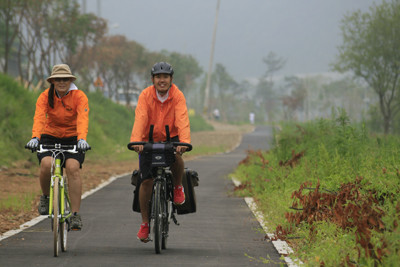 ▲ 강촌 자전거도로는 연인들이 자전거를 타고 데이트를 즐기기에도 좋다. ⓒ뉴데일리