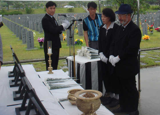 ▲ 아들의 영정 앞에 선 박남준-이경진씨 부부 .ⓒ뉴데일리