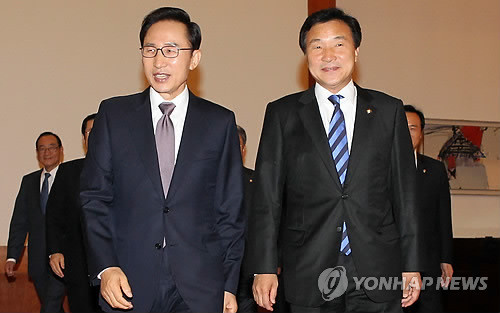 ▲ 이명박 대통령이 27일 오전 청와대에서 민주당 손학규 대표와 이야기를 나누며 회담장으로 향하고 있다. ⓒ연합뉴스