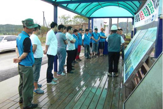 ▲ 영산강 죽산보 현장을 찾은 시민점검단이 2공구 감리단장으로부터 현황을 듣고 있다.ⓒ4대강 시민점검단 제공