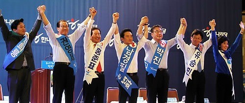 ▲ 25일 경남 창원체육관에서 열린 한나라당 대표최고위원 및 최고위원 선출을 위한 경남ㆍ부산ㆍ울산권 비전설명회에서 대표 후보자들이 함께 손을 맞잡고 당원들에게 인사하고 있다. ⓒ연합뉴스