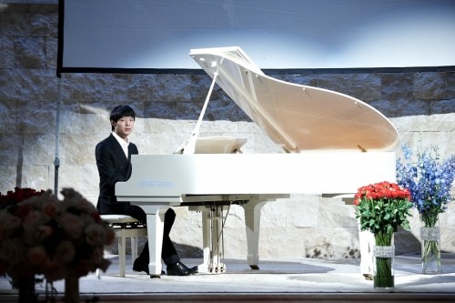 ▲ 박유천이 피아노 세레나데로 여심을 흔들어 놓을 예정이다.ⓒ커튼콜미디어제공