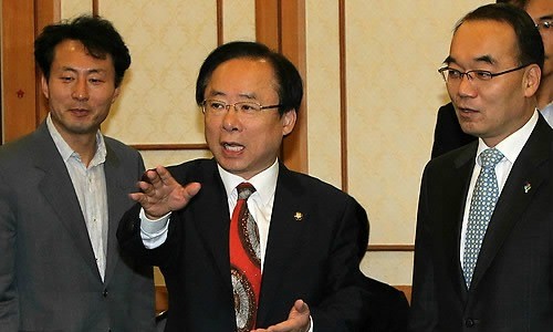 ▲ 한나라당 이주영 정책위의장(왼쪽)이 27일 오전 국회에서 열린 하반기 경제정책 방향 당정협의에서 박재완 기획재정부 장관 등 참석자들과 환담하고 있다. ⓒ연합뉴스