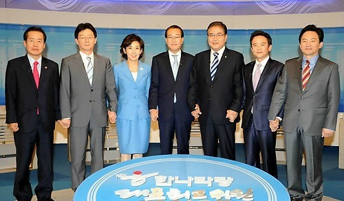 ▲ 26일 밤 여의도 KBS에서 열린 한나라당 대표최고위원경선 TV토론회 녹화방송에서 후보들이 토론에 앞서 기념촬영을 하고 있다 .ⓒ연합뉴스